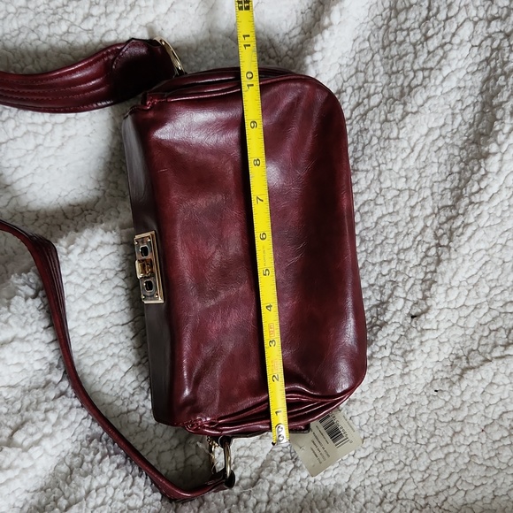 Liz Claiborne Handbag with Lock - Picture 5 of 5